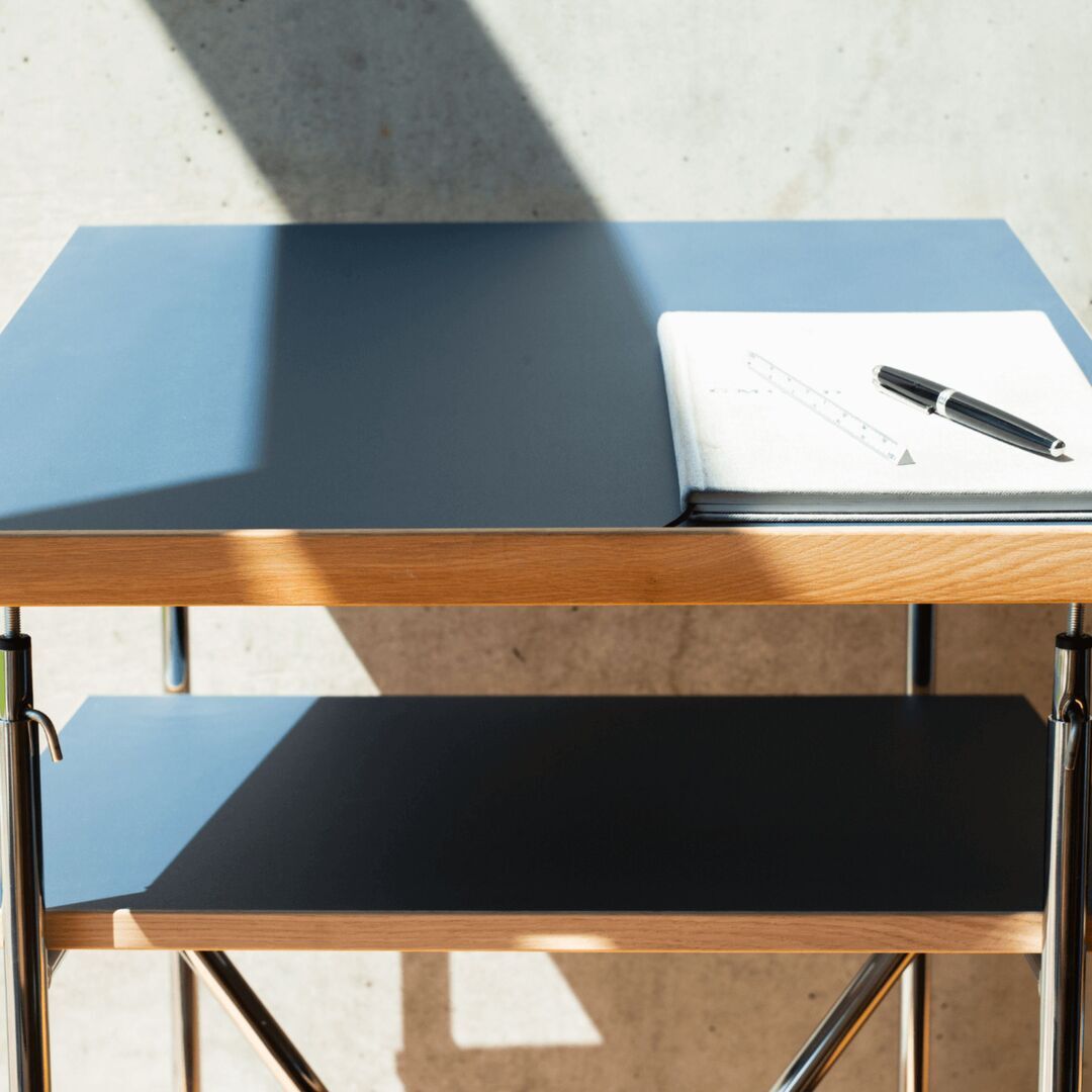 Richard_Lampert_Milla_Stehpult_Gestell_Chrom_Linoulem_Smokeyblue_Lifestyle