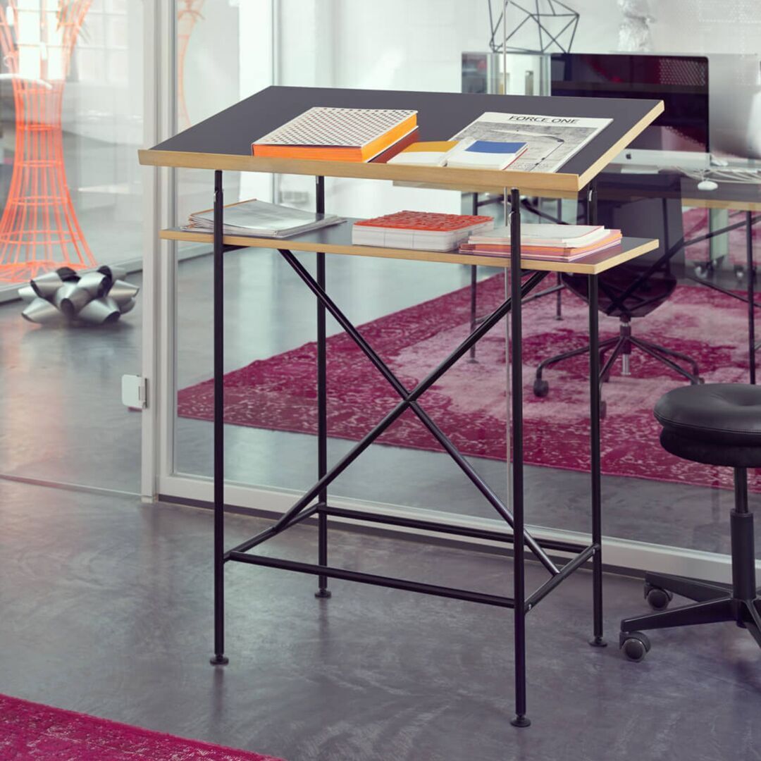 Richard_Lampert_Milla_Stehpult_Gestell_Chrom_Linoulem_Charcoal_70_Lifestyle