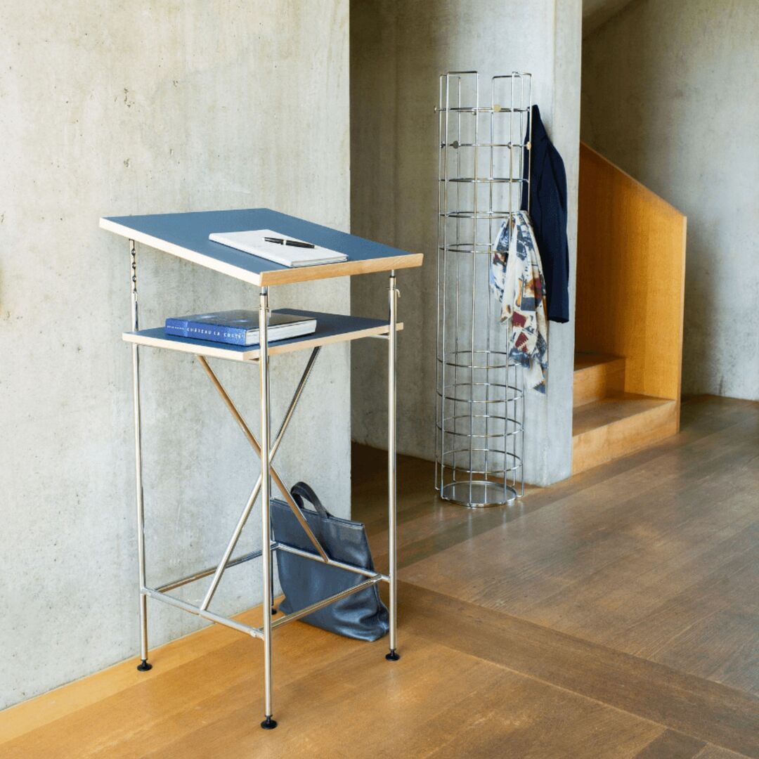 Richard_Lampert_Milla_Stehpult_Gestell_Chrom_Linoulem_Smokeyblue_Lifestyle