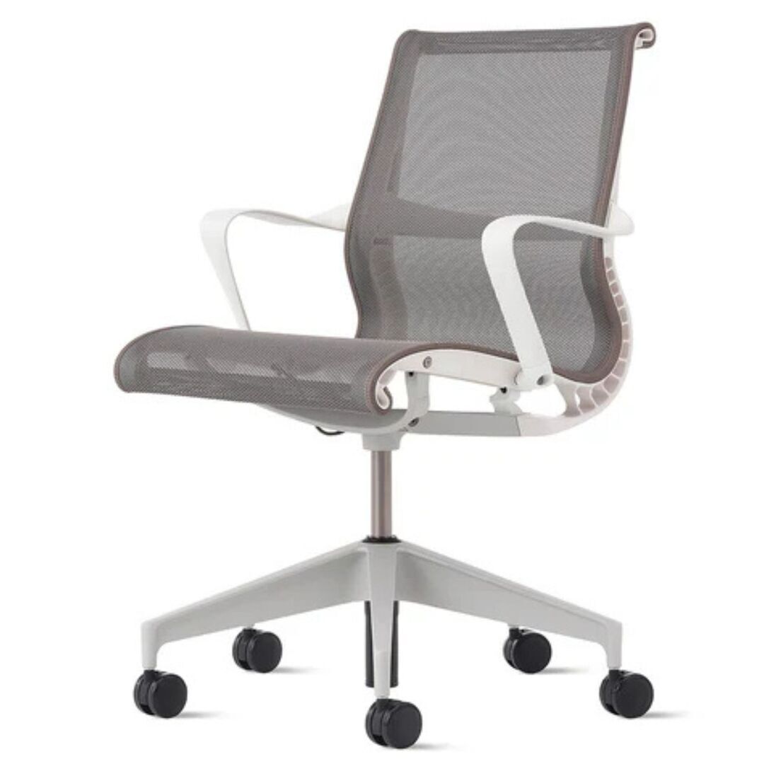 Herman CPH Bürostuhl Setu von Herman Miller Intercept - Cocoa Hellbraun, Studio - Weiss / Silberlegierung