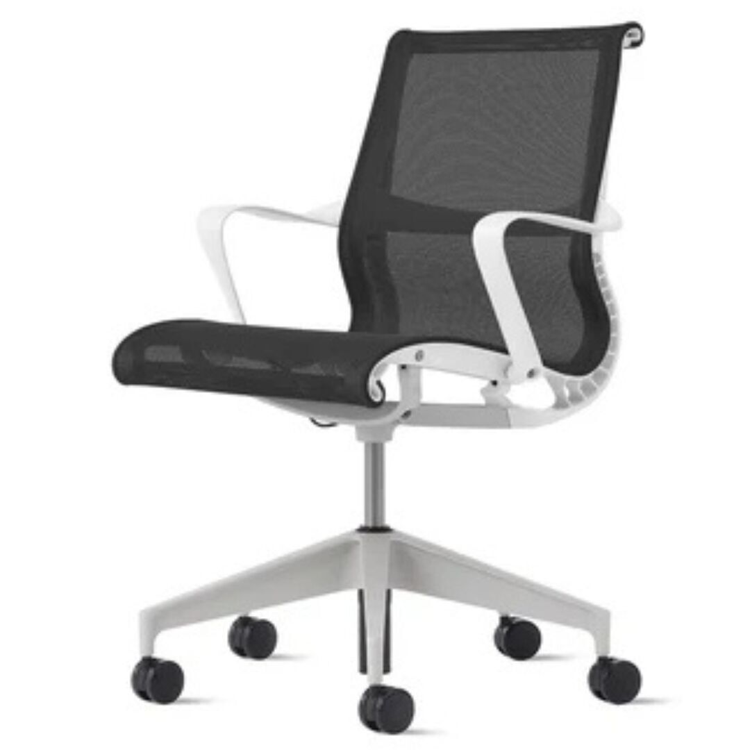 Herman CPH Bürostuhl Setu von Herman Miller Intercept - Graphit, Studio - Weiss / Silberlegierung