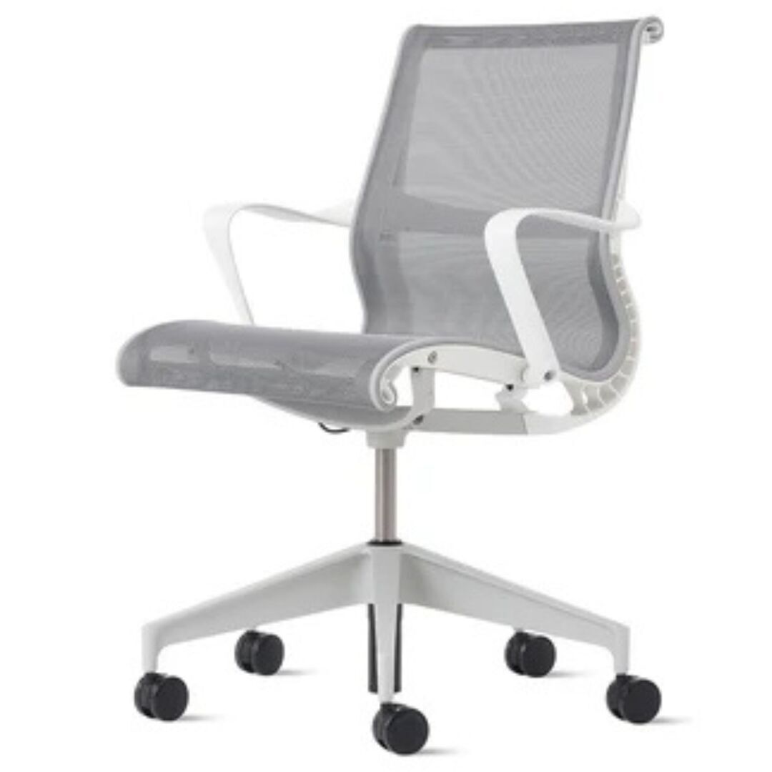Herman CPH Bürostuhl Setu von Herman Miller Intercept - Mineral Grau, Studio - Weiss / Silberlegierung
