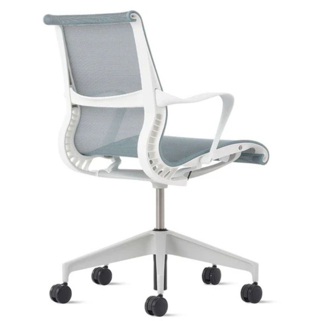 Herman CPH Bürostuhl Setu von Herman Miller Intercept - Glacier Hellblau, Studio - Weiss / Silberlegierung