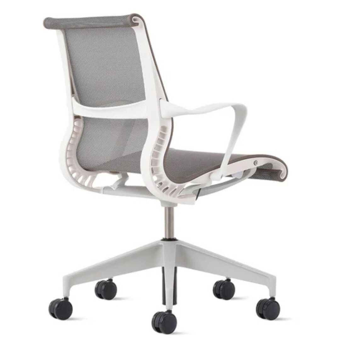 Herman CPH Bürostuhl Setu von Herman Miller Intercept - Cocoa Hellbraun, Studio - Weiss / Silberlegierung