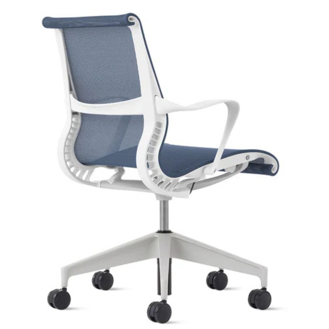 Herman CPH Bürostuhl Setu von Herman Miller Intercept - Nightfall Dunkelblau, Studio - Weiss / Silberlegierung