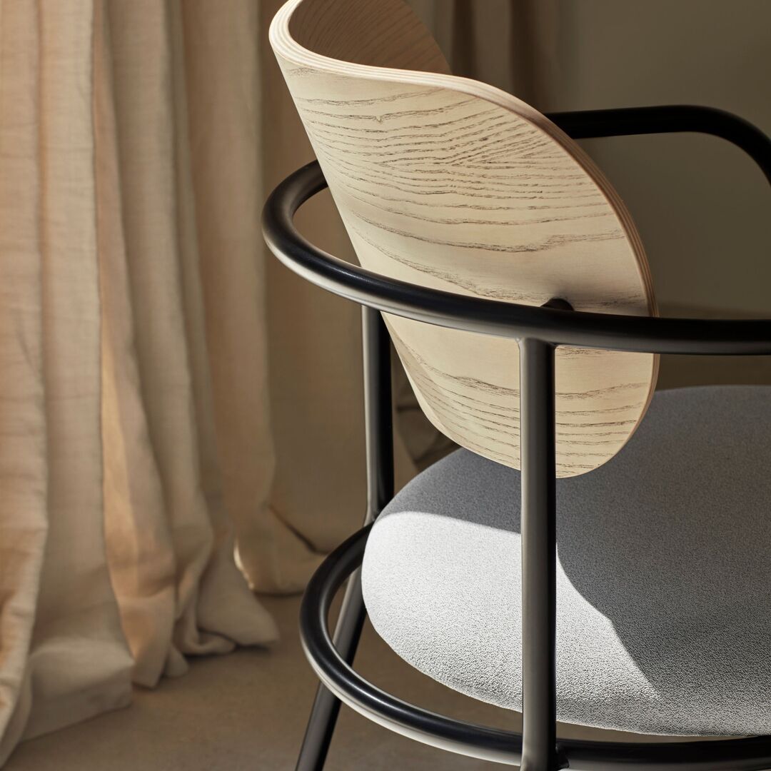 Teulat_Eclipse_Armlehnstuhl_Hell_Eiche_Schwarz