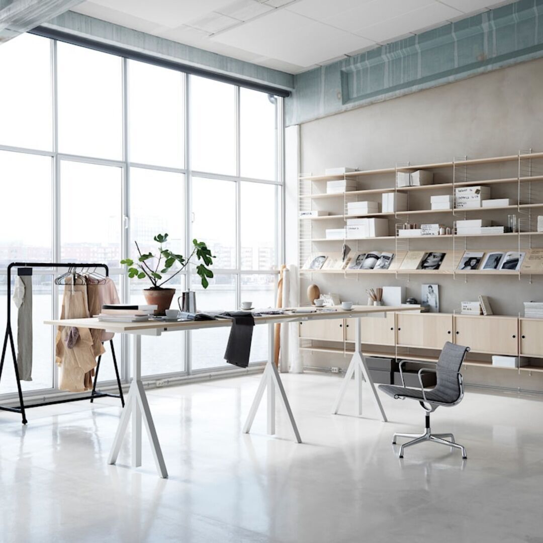 String_Furniture_Height_Adjustable_Conference_Table_Esche_Weiss_Lifestyle_1