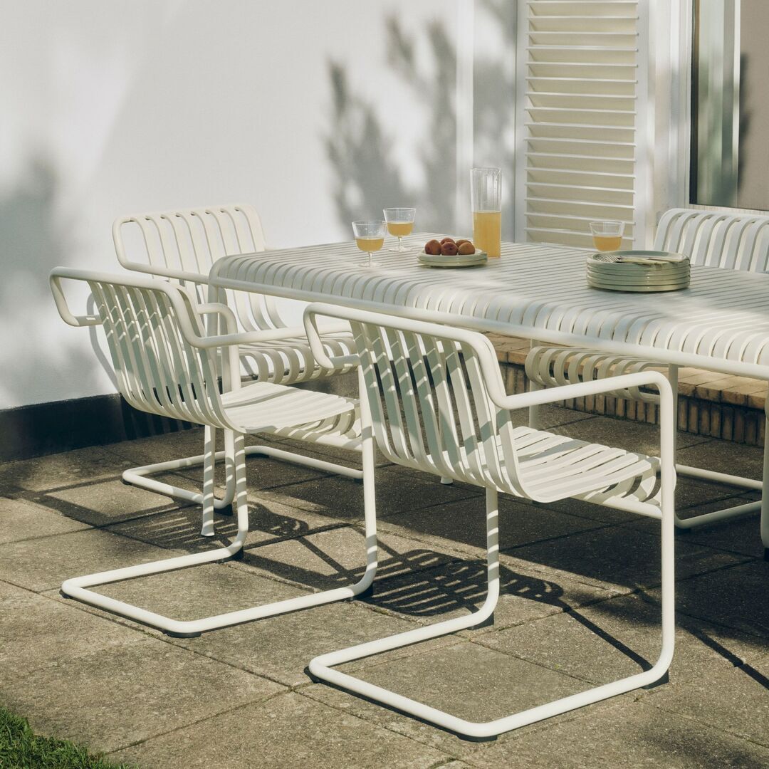 Outdoor-Dining Armlehnstuhl Palissade Cantilever 4er Set von HayOutdoor-Dining Armlehnstuhl Palissade Cantilever 4er Set von Hay