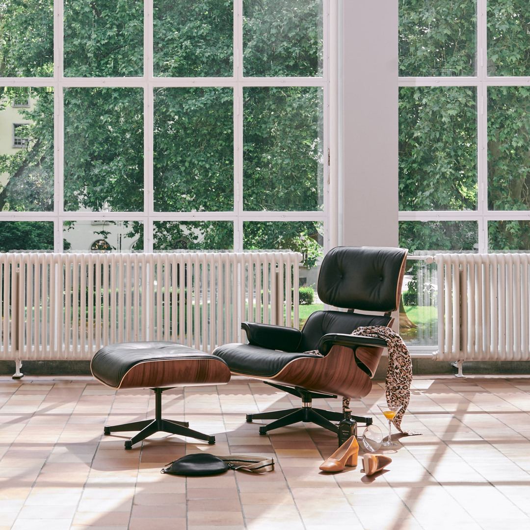 Vitra Lounge Chair & Ottoman / neues Furnier / Leder / Filzgleiter für harte Boden Nussbaum natur lackiert 31, Chocolate 68 - Leder Natural F, Aluminium poliert 03 / Tiefschwarz 12 pulverbeschichtet (glatt), Neue Masse