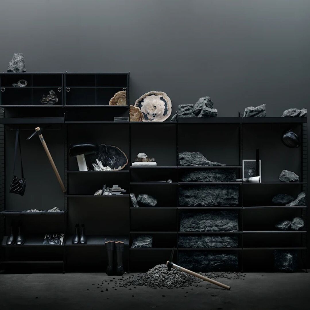 String_Furniture_Vitrine_Dark_Grau_Lifestyle