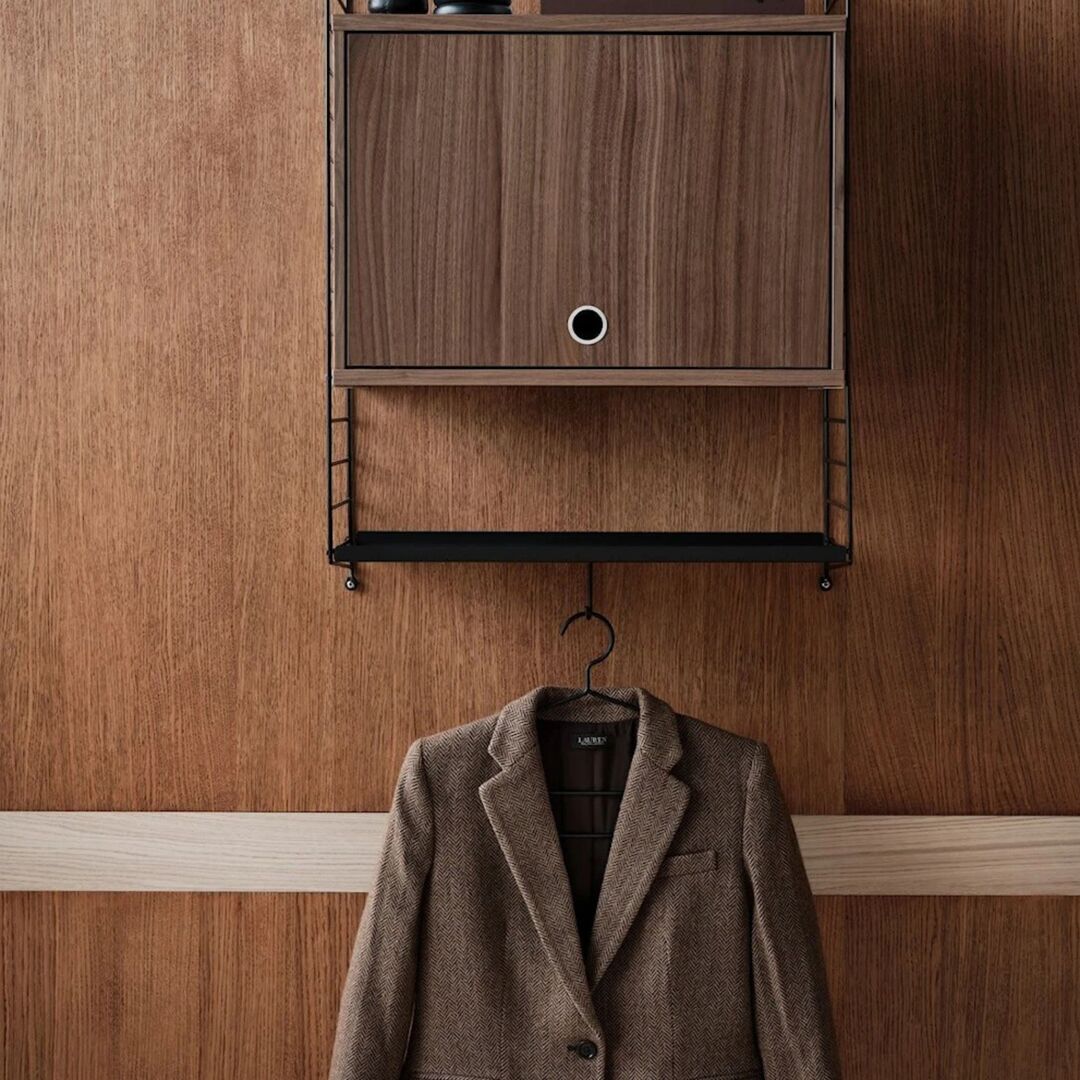 String_Furniture_Schrank_mit_Klapptür_Nussbaum_58_Lifestyle