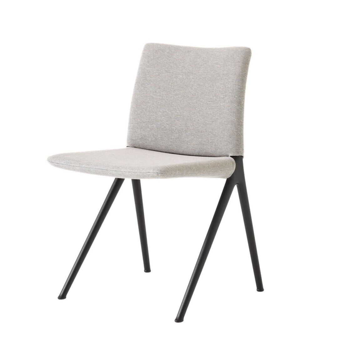 &Tradition Vollgepolsteter Kape Side Chair IF7 von &Tradition Clay 0003, Warm Black pulverbeschichtet