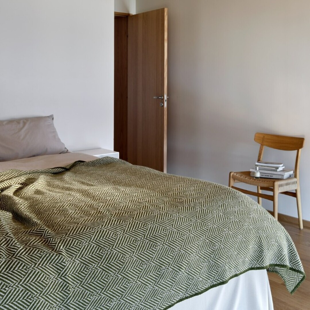 Røros Tweed Lammwolldecke The Holiday Triptych 150 x 200 cm von Røros Tweed Under a Tree Green