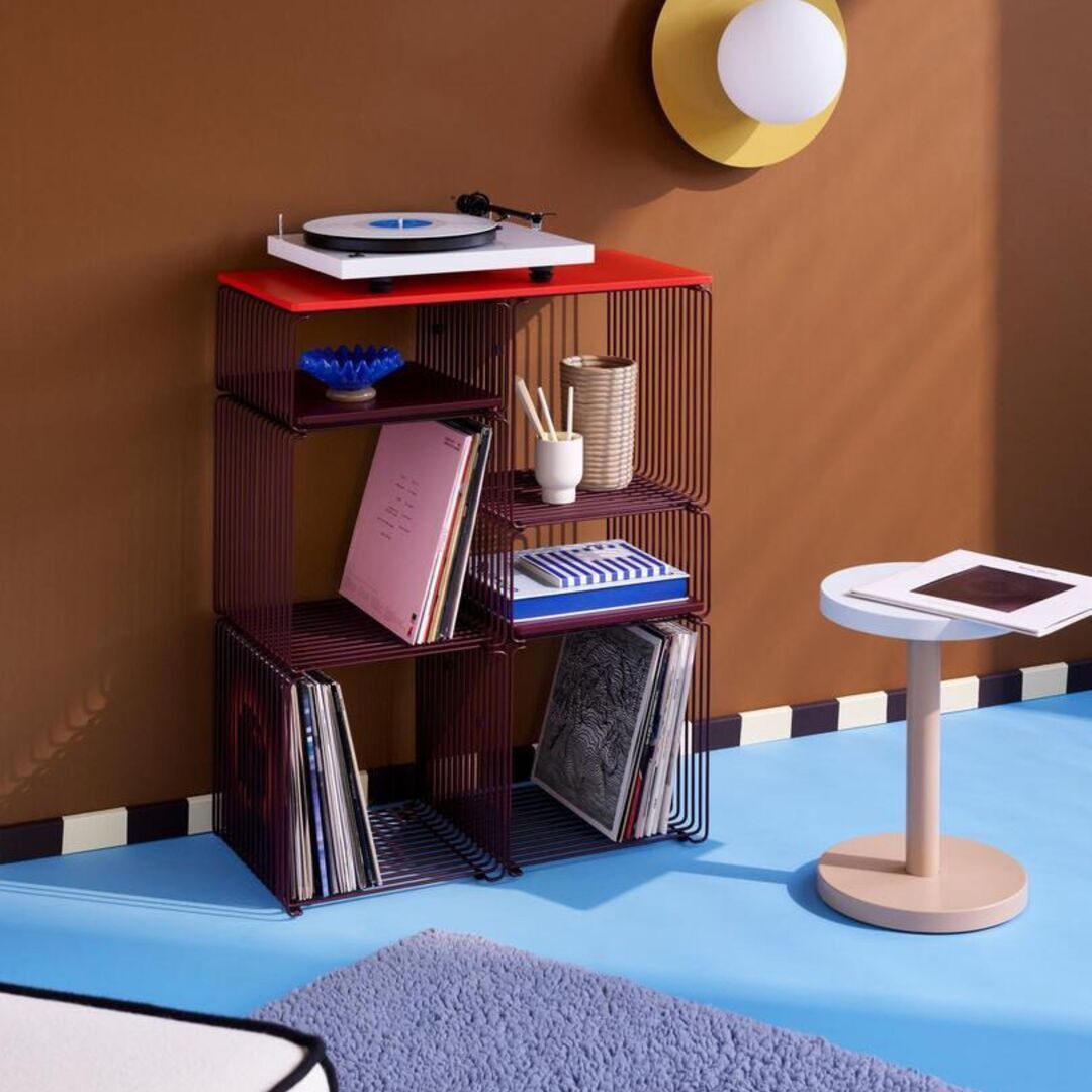 Montana_Panton_wire_Single_Half_Height_17_34_25_Black_Red_7661t_Lifestyle_1