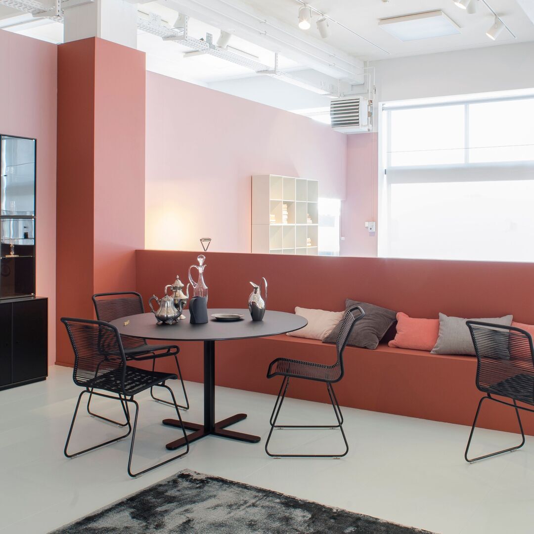 Montana_PantonOne_Stuhl_Paper_Black_Black_Lifestyle