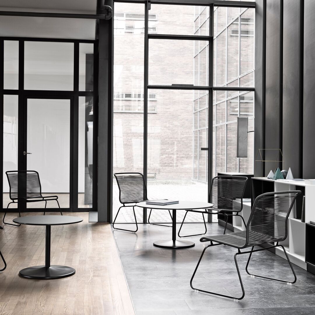 Montana_PantonOne_Lounge_Chair_Schwarz_Lifestyle