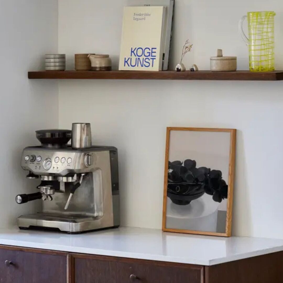 Gemälde Black Flowers in a Vase von Paper Collective