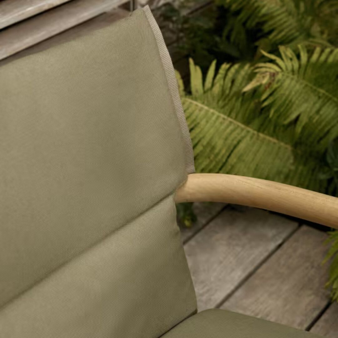 Carl_Hansen_Son_E018_Lounge_Chair_Teak_Untreated_mit_Sitzkissen_Grun_Panama_Alga_3667_Lifestyle_1