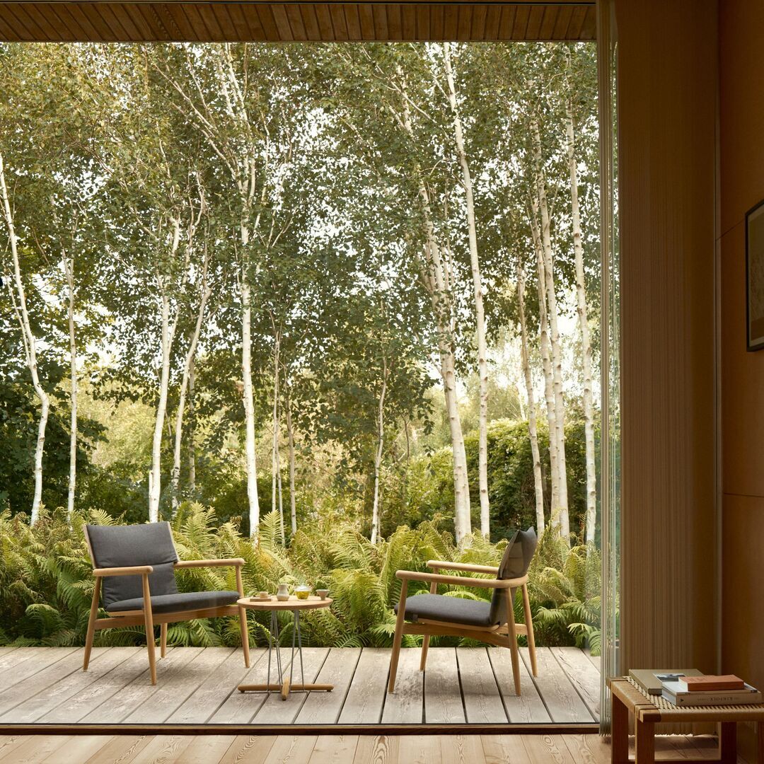 Carl_Hansen_Son_E018_Lounge_Chair_Teak_Untreated_mit_Sitzkissen_Schwarz_Panama_Hollin_1779_Lifestyle_2