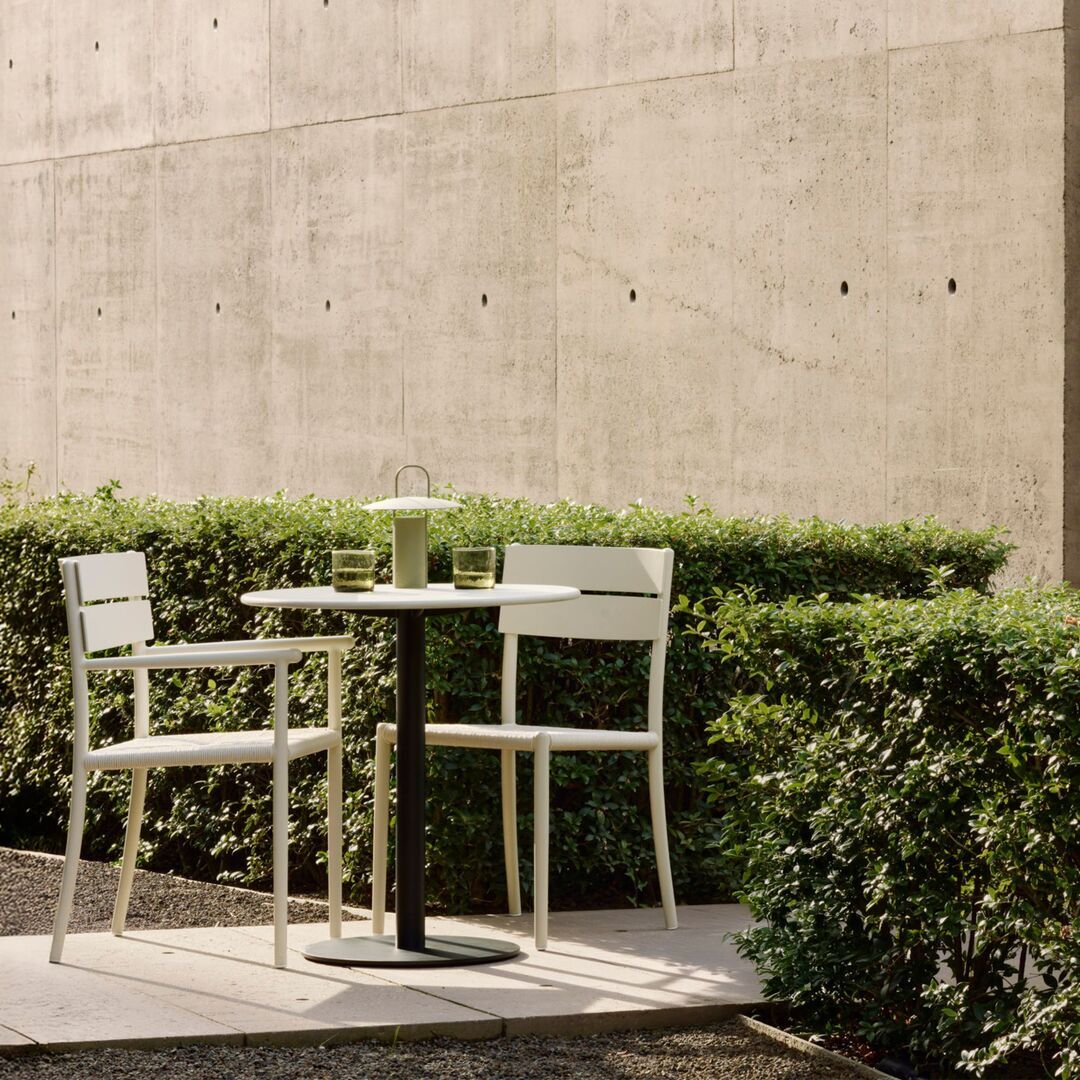 Ethnicraft_Blend_Gartentischgestell_fur_Draussen_Dark_Bronze_59247_Lifestyle