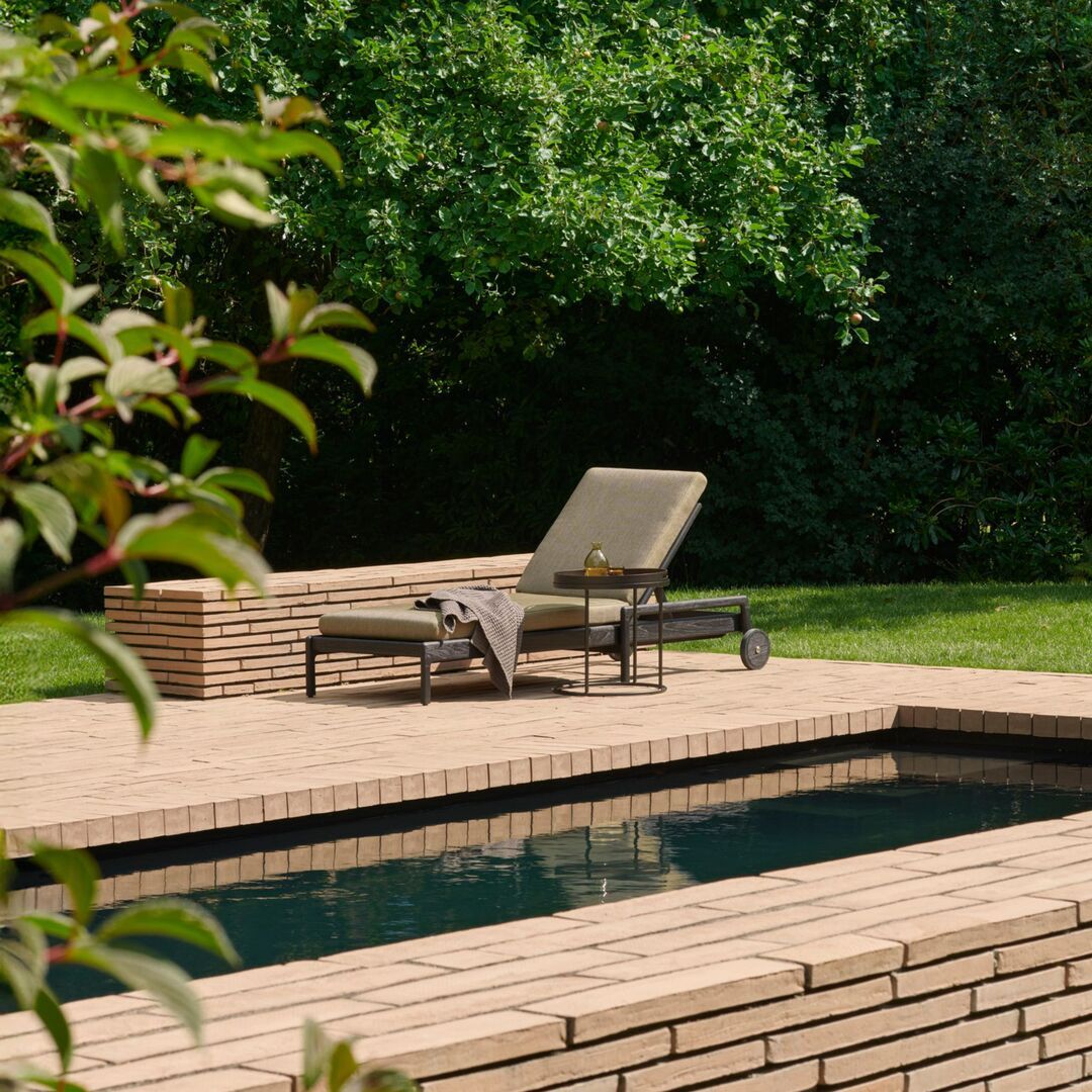 Ethnicraft_Beistelltisch_mit_Outdoor_tablett_Dark_Bronze_Lifestyle_30006