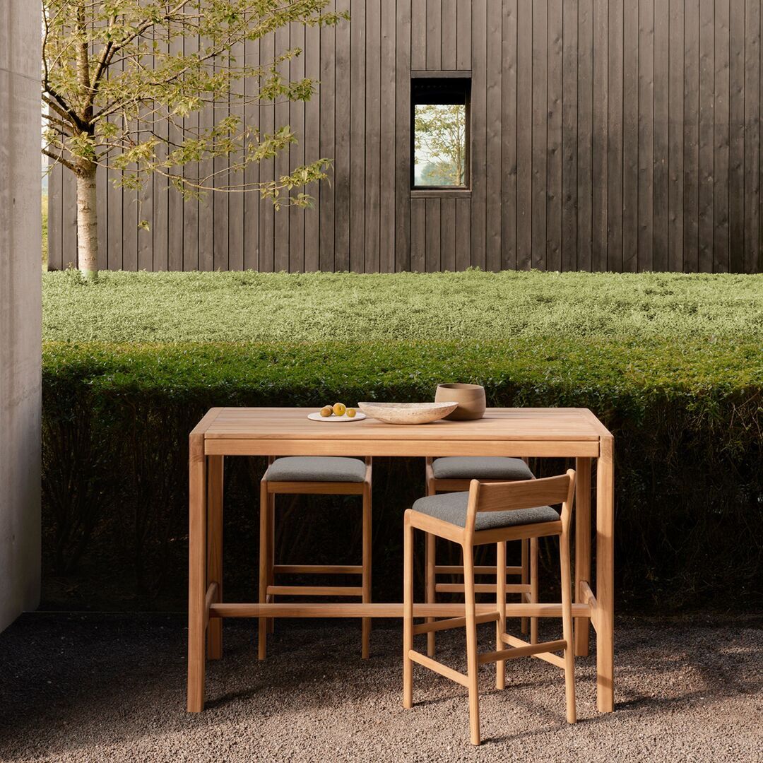 Ethnicraft_Barhocker_fur_Draussen_Jack_mit_Sitzkissen_Mocha_10427_Lifestyle