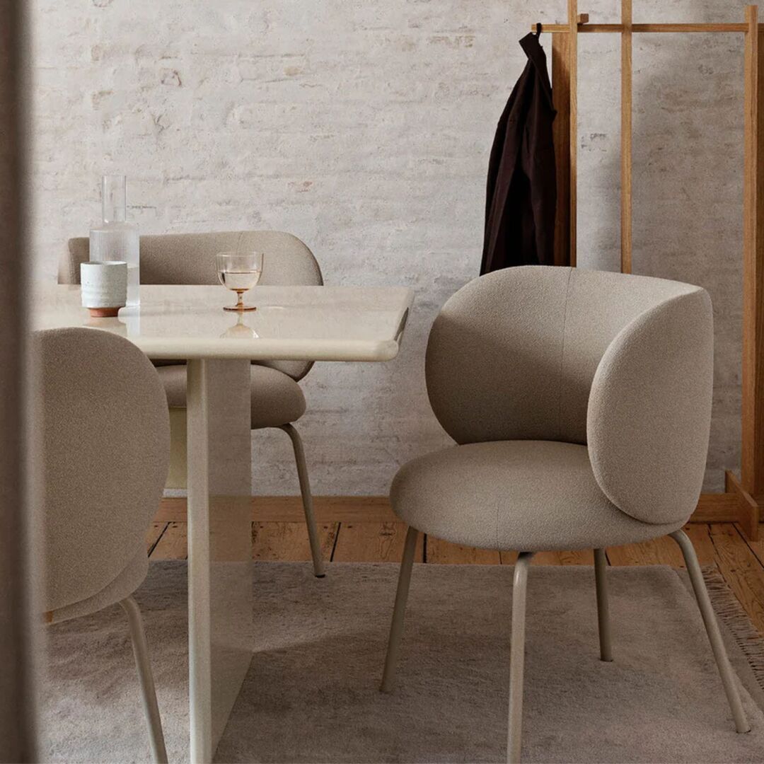 Ferm Living  Armlehnstuhl Rico Bouclé von Ferm Living Off White / Cashmere