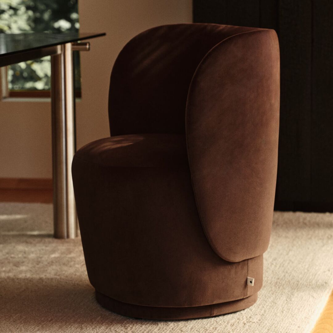 Ferm Living Drehbarer Lounge Chair Rico Club von Ferm Living Black / Honey - Vanir