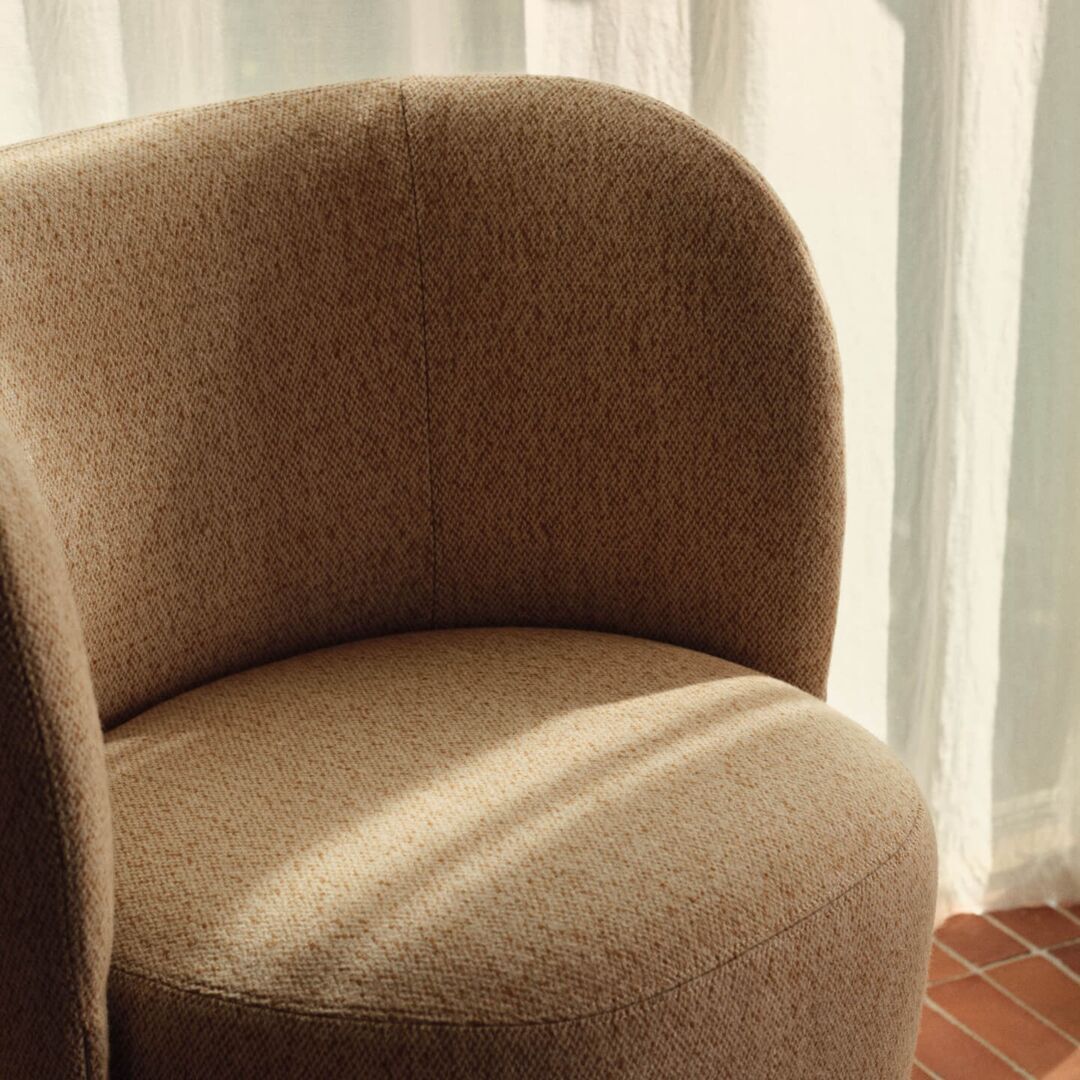 Ferm Living Drehbarer Lounge Chair Rico Club von Ferm Living Black / Honey - Vanir
