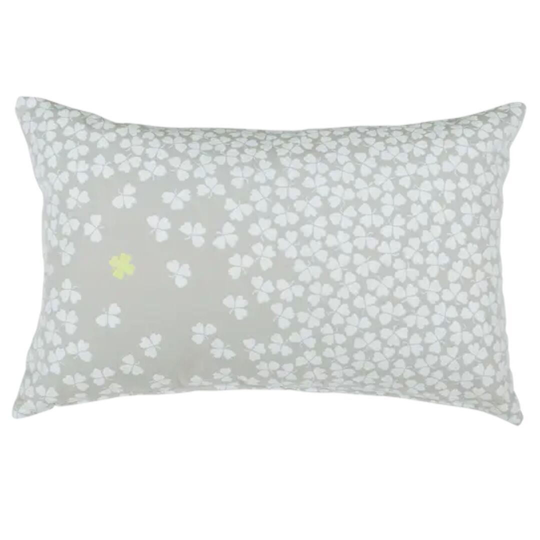 Fermob Outdoor Kissen Trèfle in verschiedenen Größen von Fermob Lehmgrau A5, L: 68 cm / B: 44 cm