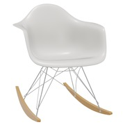 Lagerverkauf: Eames Plastic Armchair RAR RE in Weiss / Glanzchrom / Ahorn gelblich von Vitra