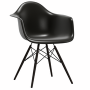 Lagerverkauf: Eames Plastic Armchair DAW in Tiefschwarz / Ahorn schwarz