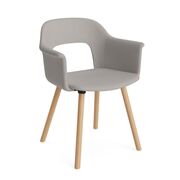 Chaise avec accoudoirs, pieds en bois et rembourrage intégral Layout 224 de Hay