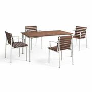 Traverse en Dining Set avec table de jardin 140x83cm et chaises avec accoudoirs - 4 personnes de Hay