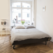 Le lit à roulettes en linoléum