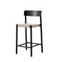 &Tradition Thekenhocker Betty TK12 von &Tradition Schwarz mit Natürlichem gurtband