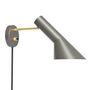 Louis Poulsen 'AJ' Wandleuchte mit Schalter und Kabel von Louis Poulsen Messing / Warm grau