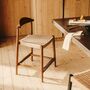 Kave_Home_NINA_Outdoor_Barhocker_Walnuss_finish_beige_seil_Lifestyle