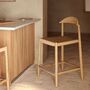 Kave_Home_NINA_Outdoor_Barhocker_Massive_Akazienholz_Lifestyle