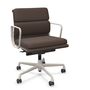 Vitra Soft Pad Chair EA 217 in Leder Kastanie 69 - Leder Premium F, Kreide 37 pulverbeschichtet (struktur), Rolle hart gebremst für Teppichboden 02