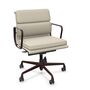 Vitra Soft Pad Chair EA 217 in Leder Ton 73 - Leder, Dunkel Bordeaux 60 pulverbeschichtet (struktur), Rolle hart gebremst für Teppichboden 02