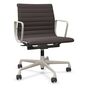 Vitra Aluminium Chair EA 118 Pflaume 87 - Leder, Kreide 37 pulverbeschichtet (struktur), Rolle hart gebremst für Teppichboden 02