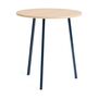 HAY Accessoires Loop Stand Table Round Ø: 90 cm / H: 97 cm, Eichenfurnier klar lackiert, Stahl pulverbeschichtet tiefblau