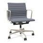 Vitra Aluminium Chair EA 117 Dunkelblau-Elfenbein 74 - Hopsak, Kreide 37 pulverbeschichtet (struktur), Rolle hart gebremst für Teppichboden 02