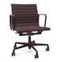 Vitra Aluminium Chair EA 117 Dunkelrot-Nero 16 - Track, Dunkel Bordeaux 60 pulverbeschichtet (struktur), Rolle weich gebremst für Hartboden 03
