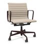 Vitra Aluminium Chair EA 117 Lichtgrau-Crème 02 - Track, Dunkel Bordeaux 60 pulverbeschichtet (struktur), Rolle hart gebremst für Teppichboden 02
