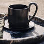 Ferm Living Steingut-Tassen mit Unterteller Flow von Ferm Living Black