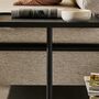 Kave_Home_2_Sitzer_Sofa_Compo_aus_Chenille_mit_grosses_Tablett_Babel_Beige_Stahl_Schwarz_Lifestyle