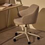 Kave_Home_Einara_Schreibtischstuhl_Hellgrau_Mattweiss_Lifestyle_1
