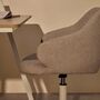 Kave_Home_Einara_Schreibtischstuhl_Hellgrau_Mattweiss_Lifestyle_2